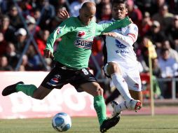 Carlos Ochoa en acción con Santos Laguna durante el Torneo Bicentenario 2010. MEXSPORT  /