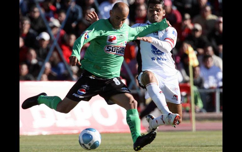 Carlos Ochoa en acción con Santos Laguna durante el Torneo Bicentenario 2010. MEXSPORT  /