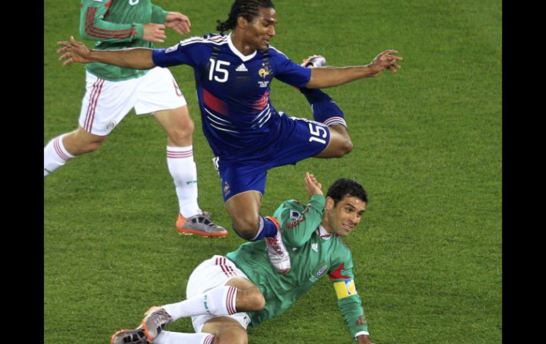 Rafael Márquez 'barre' sobre Florent Malouda, quien dramáticamente cae al cesped. REUTERS  /