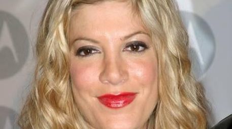 Según Tori Spelling, la fallecida Farah Fawcett le habla desde la muerte para que le de mensajes a su familia. ESPECIAL  /