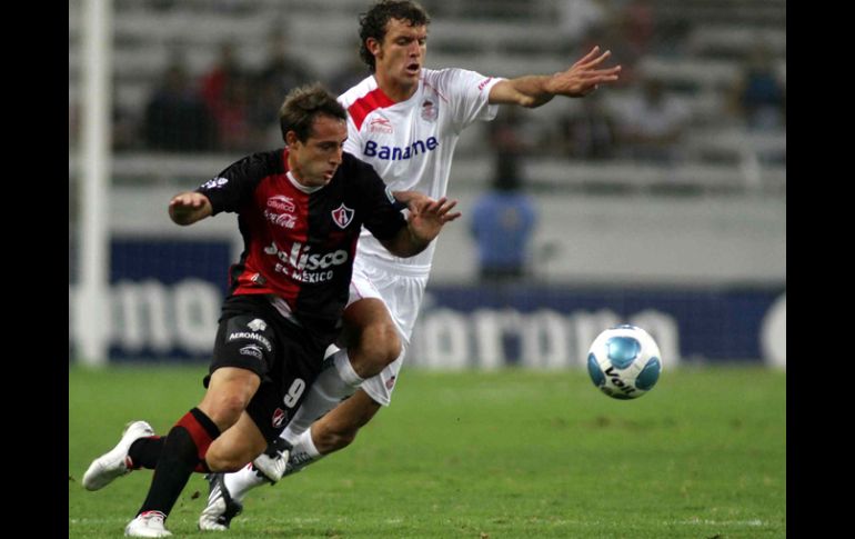 Gonzalo Vargas pelea el balón en el juego contra Toluca perteneciente al Bicentenario 2010. MEXSPORT  /