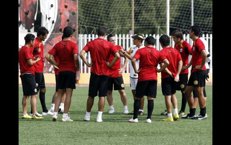 Los melenudos siguen su preparación para el inicio del Torneo Apertura 2010. M. FREYRÍA  /