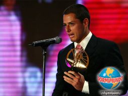 'Chicharito' Hernández tras recibir un Balón de Oro. MEXSPORT  /