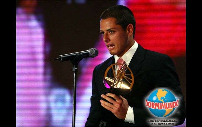 'Chicharito' Hernández tras recibir un Balón de Oro. MEXSPORT  /