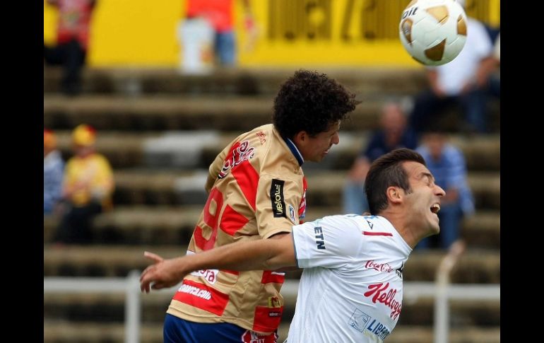 Foto de acción de Joaquín Beltrán (der.) durante el duelo ante el Morelia. MEXSPORT  /