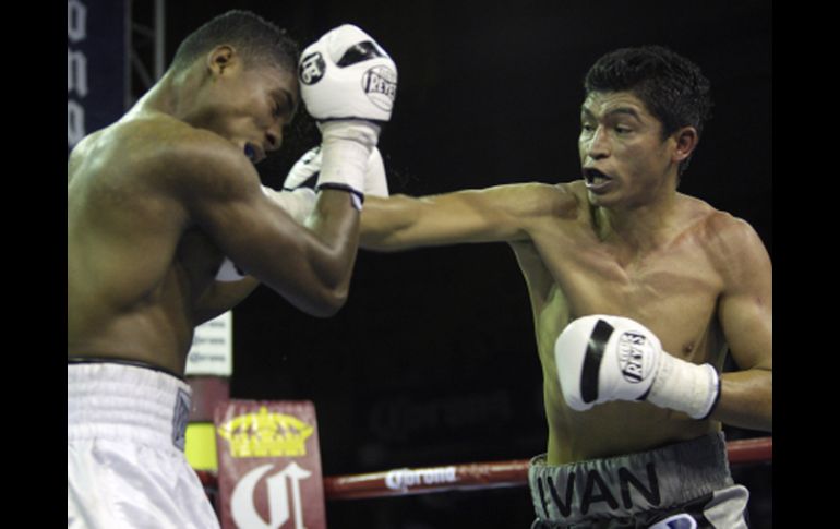 Jorge ''Coloradito'' Solís, retuvo esta noche su cinturón de peso superpluma de la Asociación Mundial de Boxeo. S. NÚÑEZ  /