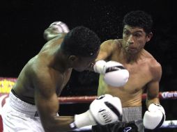 Jorge Solís salió airoso de su combate ante el colombiano Francisco Arroyo. S. NÚÑEZ  /