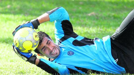 El portero Pedro Hernández ataja un balón durante la práctica del Atlas. MEXSPORT  /