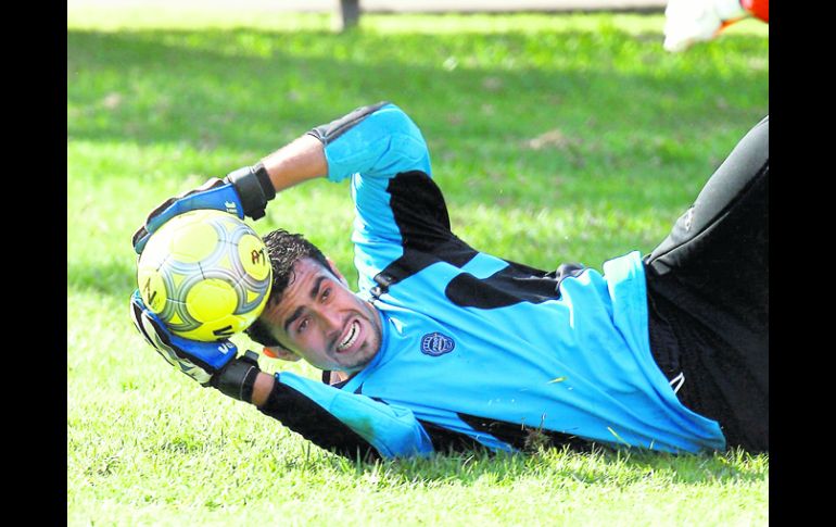 El portero Pedro Hernández ataja un balón durante la práctica del Atlas. MEXSPORT  /