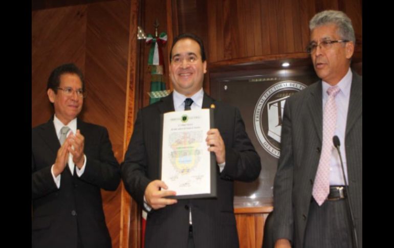 El 26 de julio, Javier Duarte (centro) recibió su constancia de mayoría del Tribunal Electoral de Veracruz. NTX  /