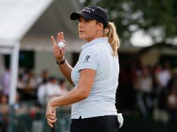 Cristie Kerr saluda a la galería tras finalizar su recorrido de los primeros 18 hoyos del Lorena Ochoa. GETTY IMAGES SPORT  /