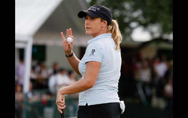 Cristie Kerr saluda a la galería tras finalizar su recorrido de los primeros 18 hoyos del Lorena Ochoa. GETTY IMAGES SPORT  /