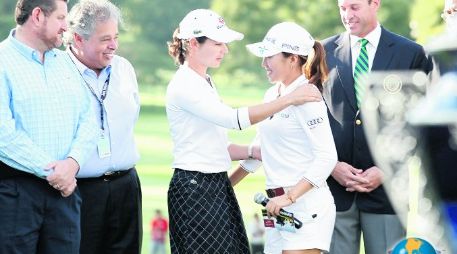 Lorena Ochoa felicita a In-Kyung Kim en el momento de la premiación. AFP  /