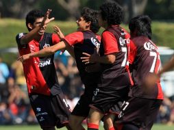 Los jugadores rojinegros festejando su victoria. MEXSPORT  /