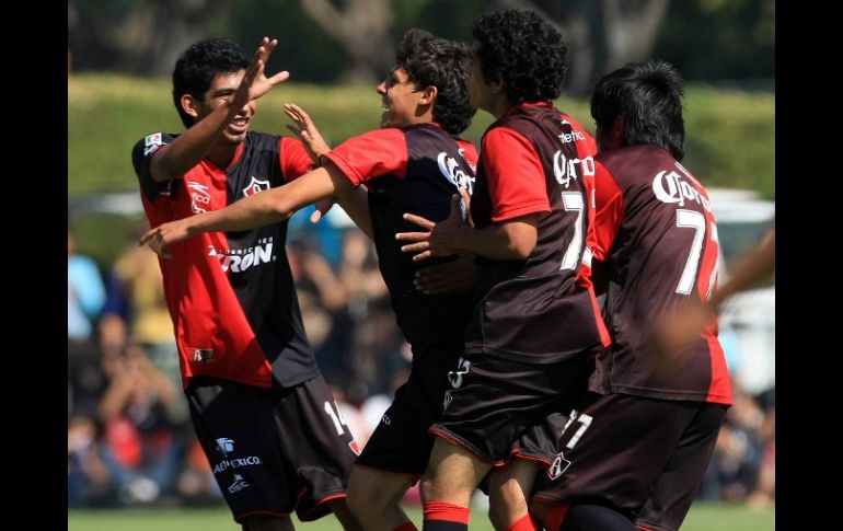 Los jugadores rojinegros festejando su victoria. MEXSPORT  /