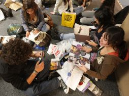 Chicos y grandes se divierten en los días de feria literaria. A. CAMACHO  /