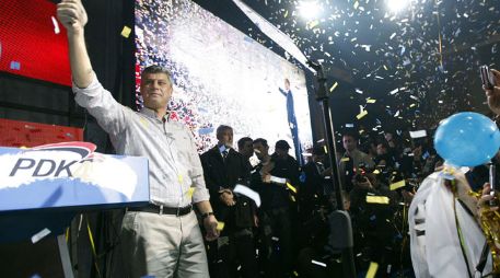 Hashim Thaci saluda a sus simpatizantes en la sede del PDK, en Pristina, capital de Kosovo. EFE  /