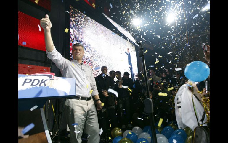 Hashim Thaci saluda a sus simpatizantes en la sede del PDK, en Pristina, capital de Kosovo. EFE  /