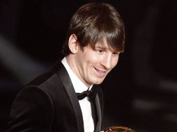 El futbolista argentino Lionel Messi posa con el trofeo del Balón de Oro, durante una gala celebrada en el Kongresshaus de Zurich. EFE  /