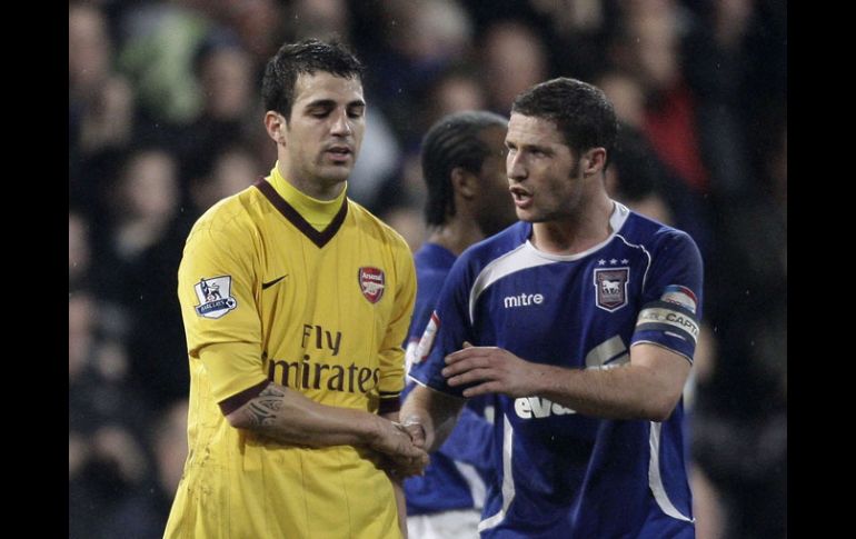 El capitán del Arsenal, Cesc Fábregas, felicita a su homólogo del Ipswich, David Morris. AFP  /