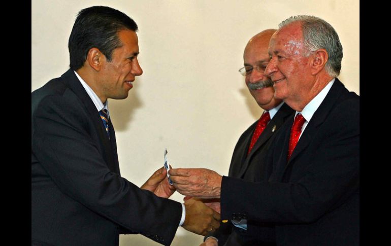 Aarón Padilla (der.), entrega el gafete FIFA a Alfredo Peñaloza, el silbante del encuentro América vs. Pachuca. MEXSPORT  /