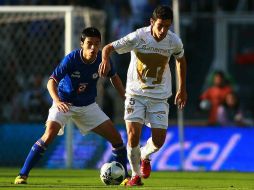 Gonzalo Pineda (izq.) marca a Israel Castro durante el partido de la jornada 3, que terminó en empate a tres. MEXSPORT  /