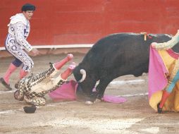 Un subalterno resultó cornado en la primera corrida de la Nuevo Progreso. ESPECIAL  /