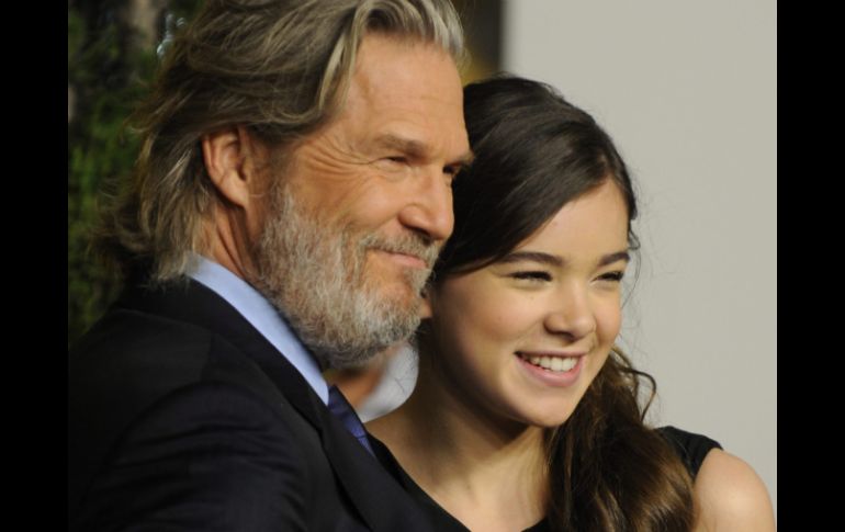 Los organizadores aseguraron que será un festival más compacto respecto a la edición pasada, Jeff Bridges (i) y Hailee Steinfeld. EFE  /
