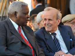 El vicepresidente cubano Esteban Lazo con el presidente del parlamento Ricardo Alarcón en la Feria Internacional del Libro de Cuba. EFE  /