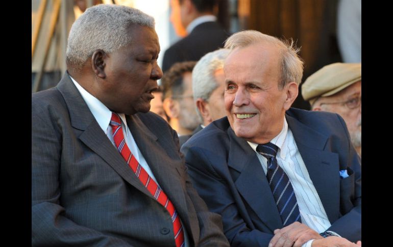 El vicepresidente cubano Esteban Lazo con el presidente del parlamento Ricardo Alarcón en la Feria Internacional del Libro de Cuba. EFE  /