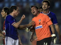 Gerardo Torrado discute con el portero rojinegro, Miguel Pinto. MEXSPORT  /