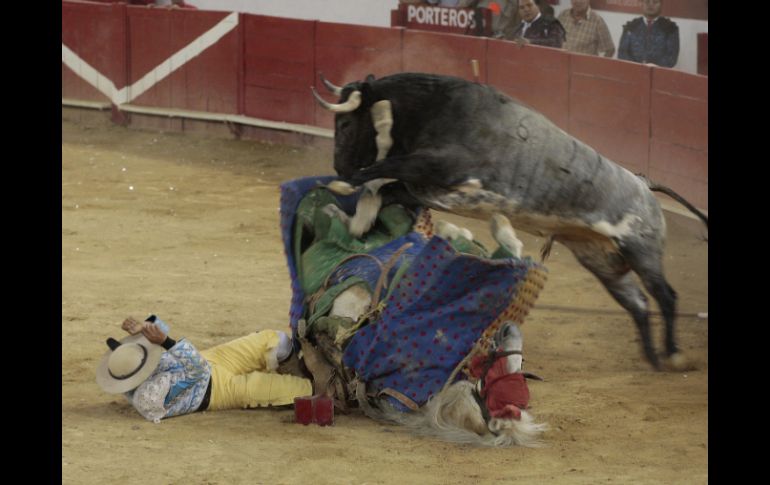 Los toros de Don José Julián Llaguno cumplieron en varas, desmontando algunos. S. NUÑEZ  /
