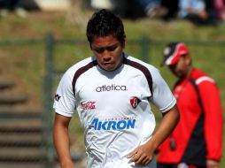 Hebert Alférez conduce el esférico durante el entrenamiento rojinegro, en Colomos. MEXSPORT  /