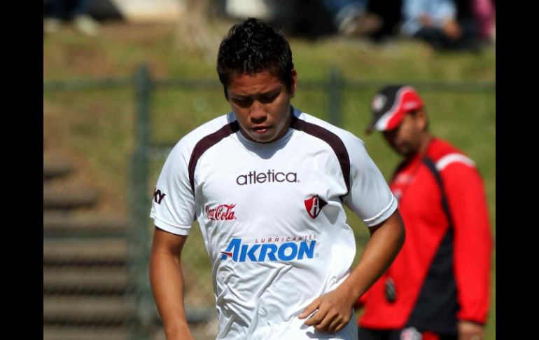 Hebert Alférez conduce el esférico durante el entrenamiento rojinegro, en Colomos. MEXSPORT  /