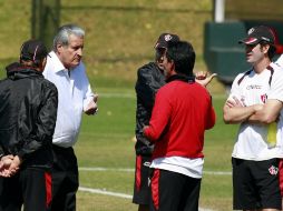 Rafael Lebrija conversa con Galindo después de haber visto a los jugadores con las playeras volteadas. MEXSPORT  /