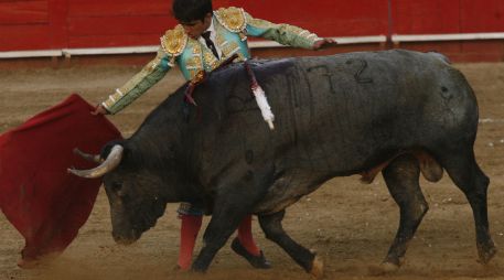 Joselito Adame ha estado muy dispuesto y animado, tanto de capote, así como cubriendo el segundo tercio. M. FREYRÍA  /