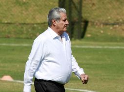 El director deportivo del Atlas, Rafael Lebrija, camina hacia el campo de entrenamiento. MEXSPORT  /