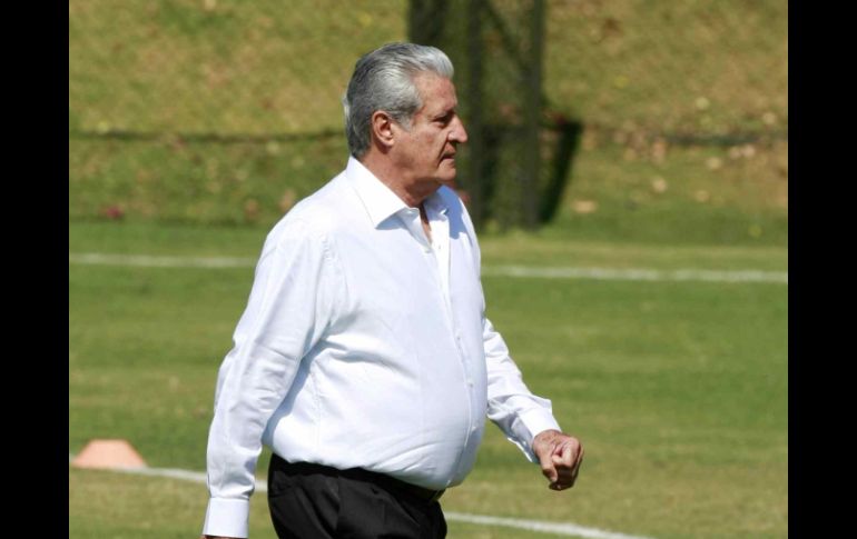 El director deportivo del Atlas, Rafael Lebrija, camina hacia el campo de entrenamiento. MEXSPORT  /