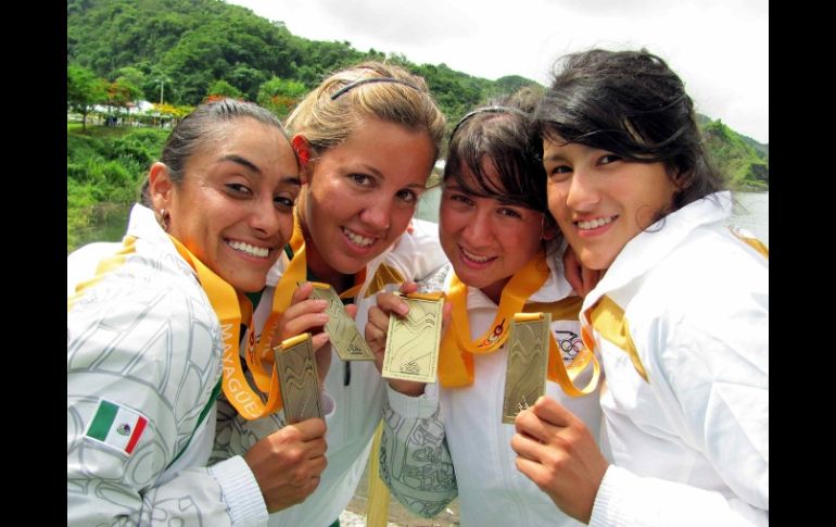 Denisse Olivella, Carla Salinas, Maricela Montemayor y Karina Alanis, muestran su medalla obtenida en Juegos Centroamericanos. MEXSPORT  /