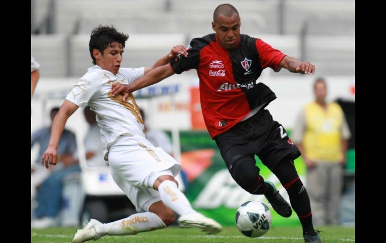 Édgar Pacheco dominando el balón en el duelo de anoche ante Pumas. MEXSPORT  /