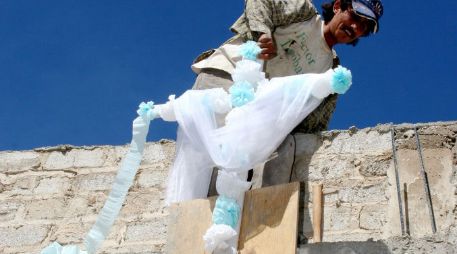 La tradición de colocar cruces en Tlaquepaque se remonta a la época de la Colonia. A. GARCÍA  /