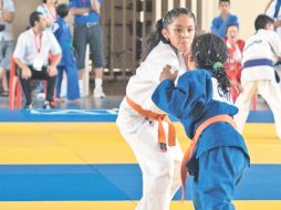 Sofía Arévalo (blanco) ganó el primer oro en judo para Jalisco, en la división de 37 kilogarmos. ESPECIAL  /