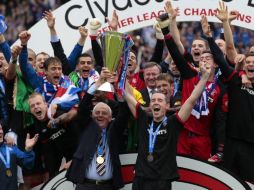 El técnico del Rangers, Walter Smith, levanta el trofeo de la Liga de Escocia. REUTERS  /