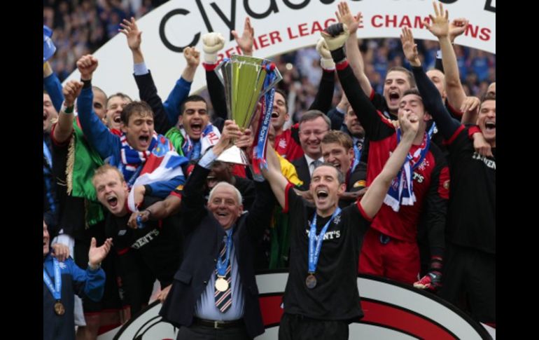 El técnico del Rangers, Walter Smith, levanta el trofeo de la Liga de Escocia. REUTERS  /