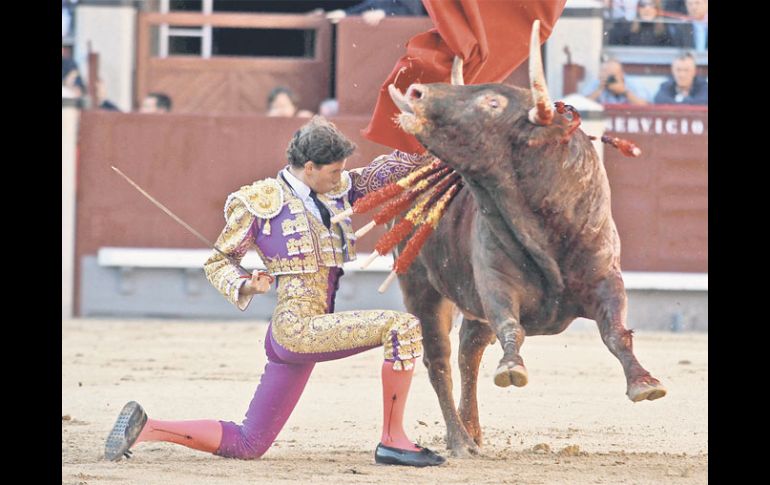 Arturo Saldívar inició de rodillas en el centro mismo del platillo citando de largo y con aguante jugándosela de verdad. EFE  /