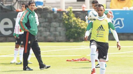 Édgar Pacheco domina la pelota durante el entrenamiento del Tricolor Sub-22. MEXSPORT  /