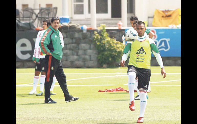 Édgar Pacheco domina la pelota durante el entrenamiento del Tricolor Sub-22. MEXSPORT  /