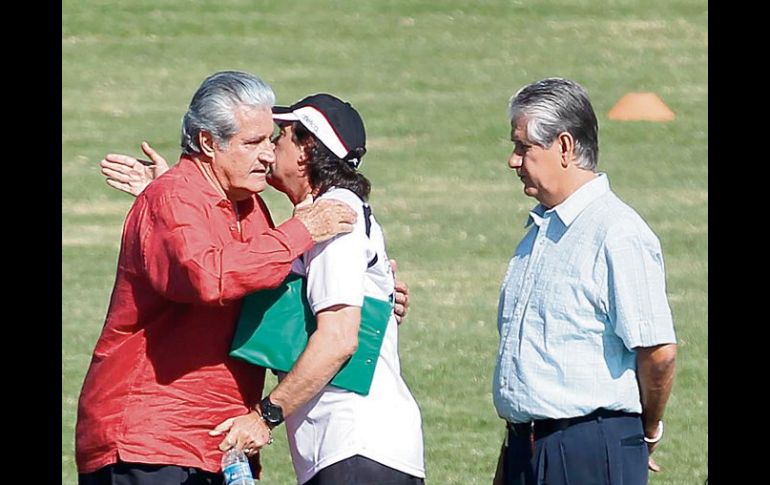 Rafael Lebrija (izq.) abraza y desea suerte al nuevo técnico rojinegro, Rubén Omar Romano. A. CAMACHO  /