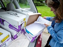 Los reporteros recogieron las cajas para revisarlo. REUTERS  /