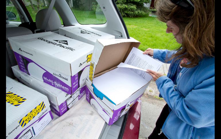 Los reporteros recogieron las cajas para revisarlo. REUTERS  /